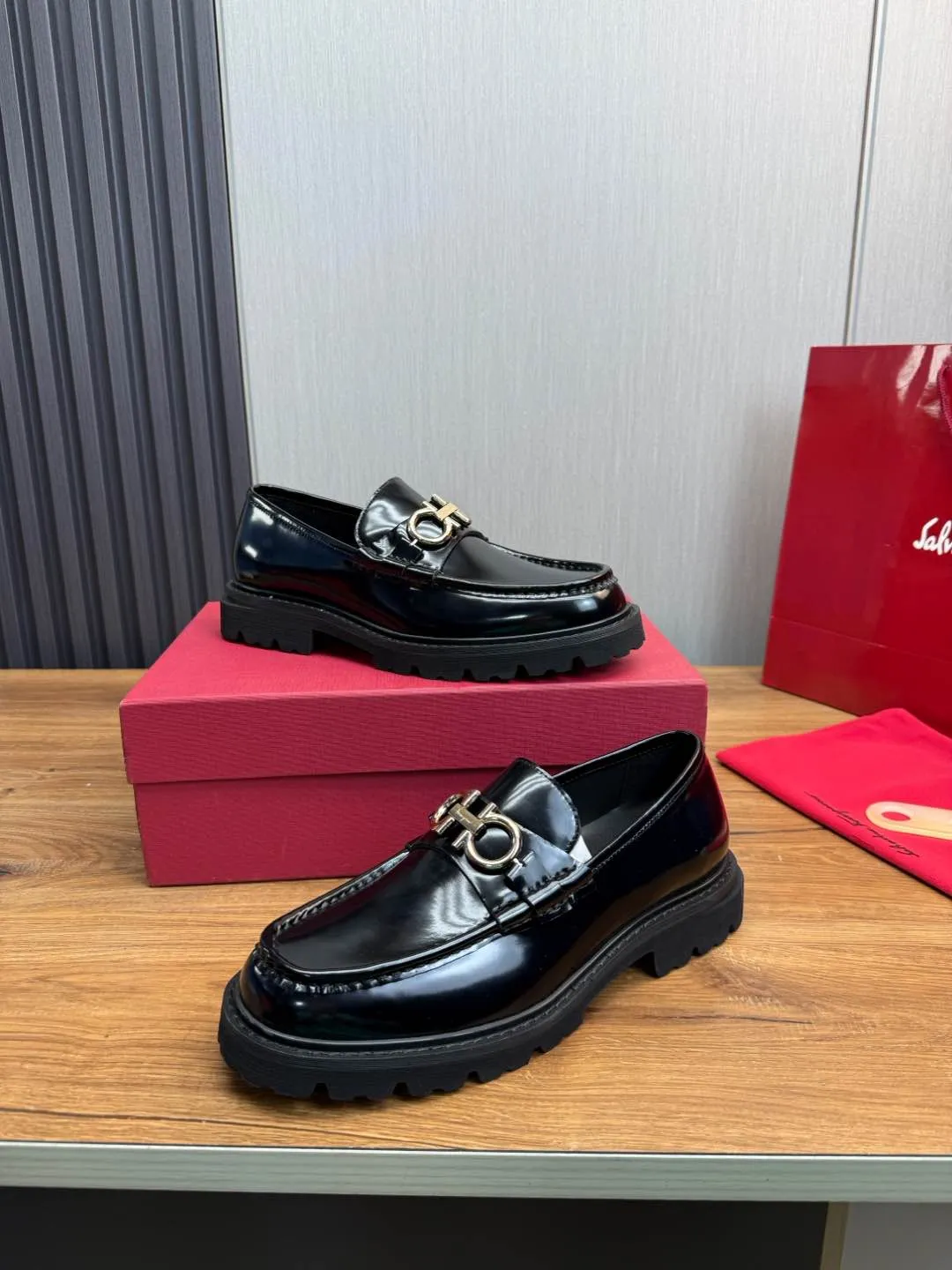 Men's shoes 💰880💰 Ferragamo. [Ferragamo] men's thick-soled loafers, the latest hot style, 1:1 original purchase quality, top quality, imported open-edge beaded cowhide leather on the upper, hand-made three-dimensional stitching highlights the round toe design, the inner foot pads are all imported cowhide, with original lightweight foam outsole, matching code 39-44, (38, 45 custom-made, non-refundable)